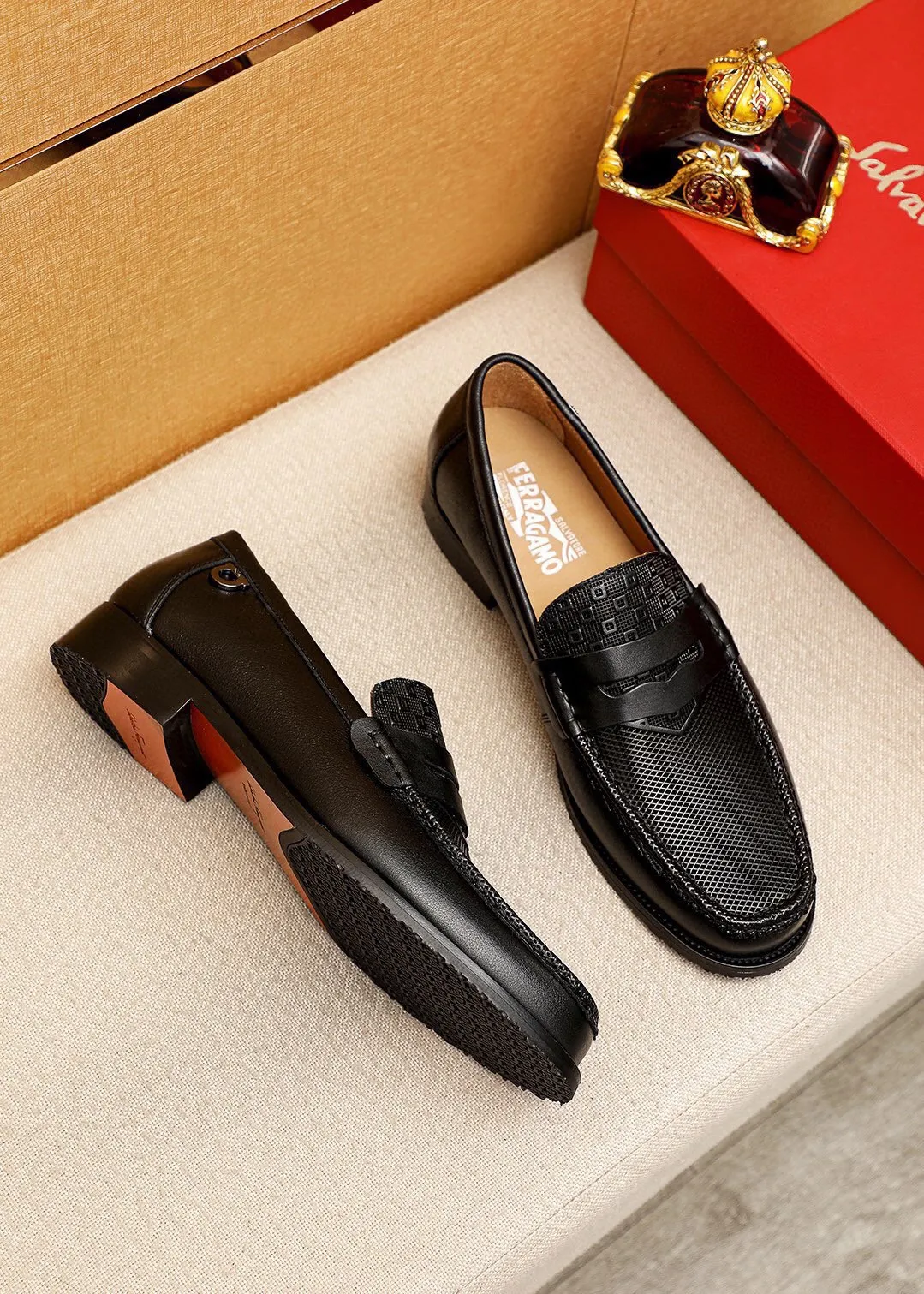 Men's shoes 💰462 💐 Product trademark: Ferragamo "Ferragamo" casual leather shoes Regular size: 38-44 (45.46🉑️customized) Product materials: Selected imported first-layer calfskin embossed upper, imported water-dyed cowhide leather lining. Strong three-dimensional visual effect, combined outsole Color: 1⃣️color optional